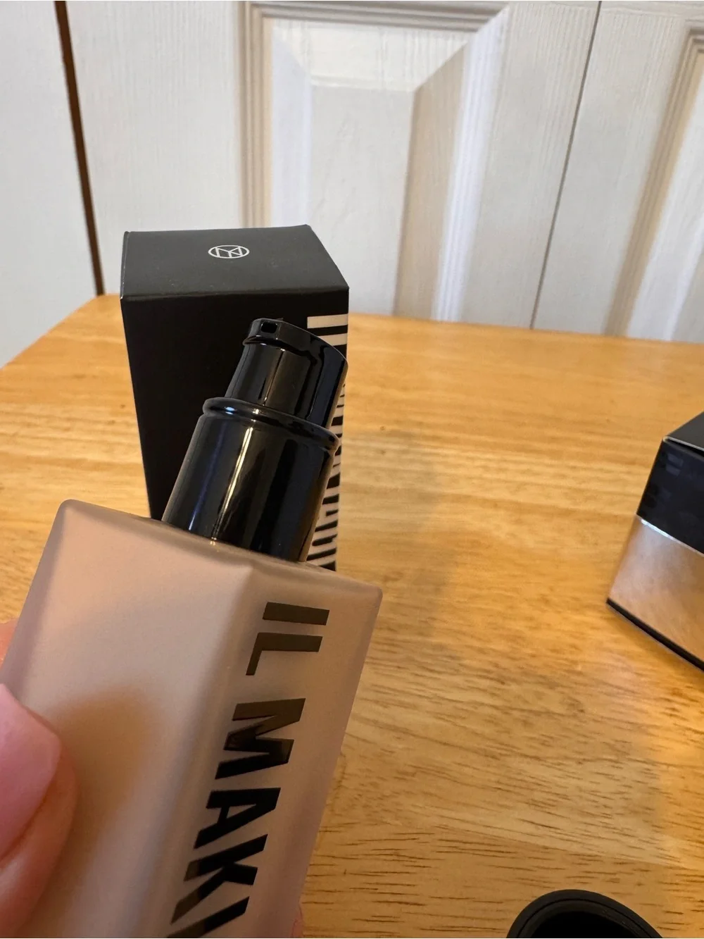 IL MAKIAGE NEW Flawless Base Foundation I WOKE UP LIKE THIS with Base Sponge
